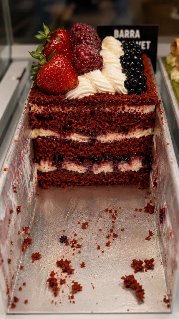 Fatia de bolo red velvet com camadas de creme branco