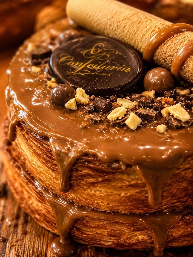 Bolo coberto de caramelo com pedaços de noz por cima