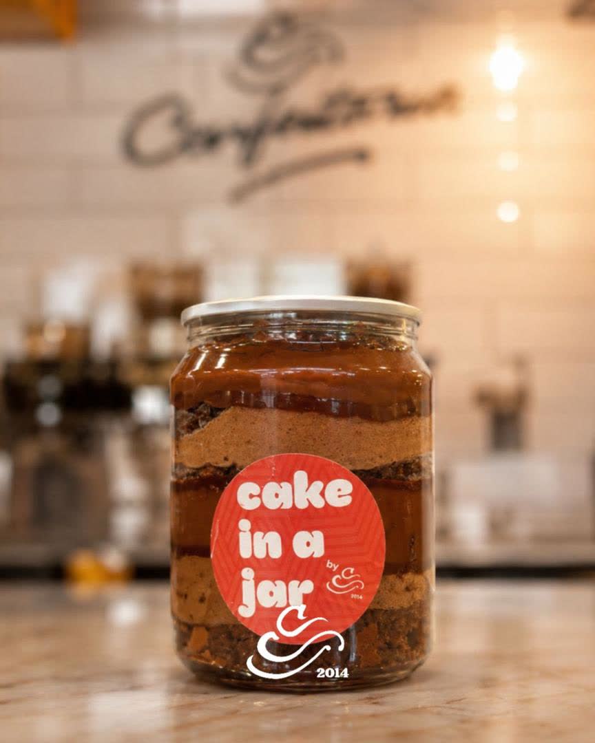 Frasco de vidro com bolo em camadas e etiqueta cake in a jar