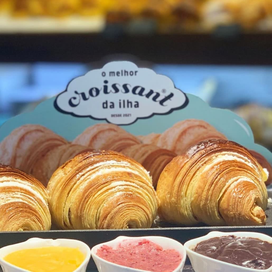Croissants alinhados numa bancada da Confeitaria